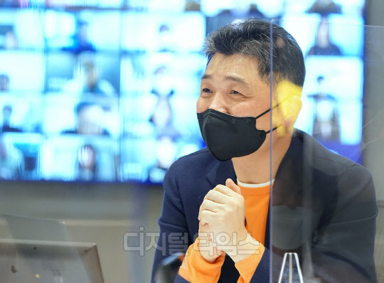 김범수 카카오 의장이 25일 오후 직원들을 대상으로 열린 크루 간담회에서 참여하고 있다. 카카오 제공